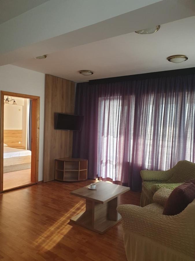 Hotel Poarta Apelor à Sarichioi Extérieur photo