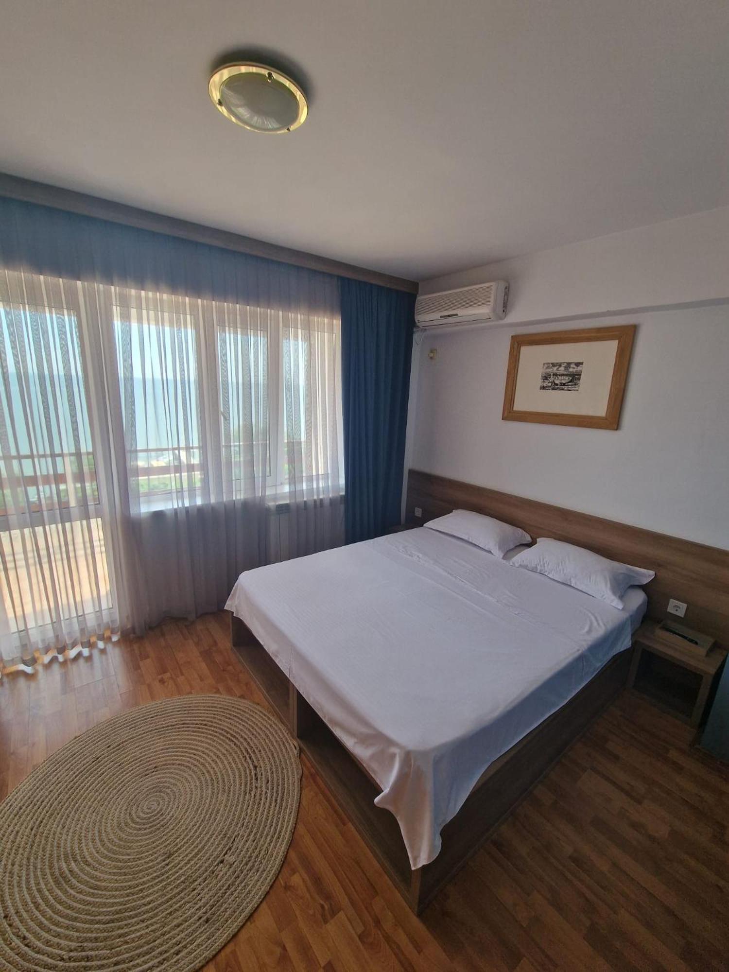 Hotel Poarta Apelor à Sarichioi Extérieur photo