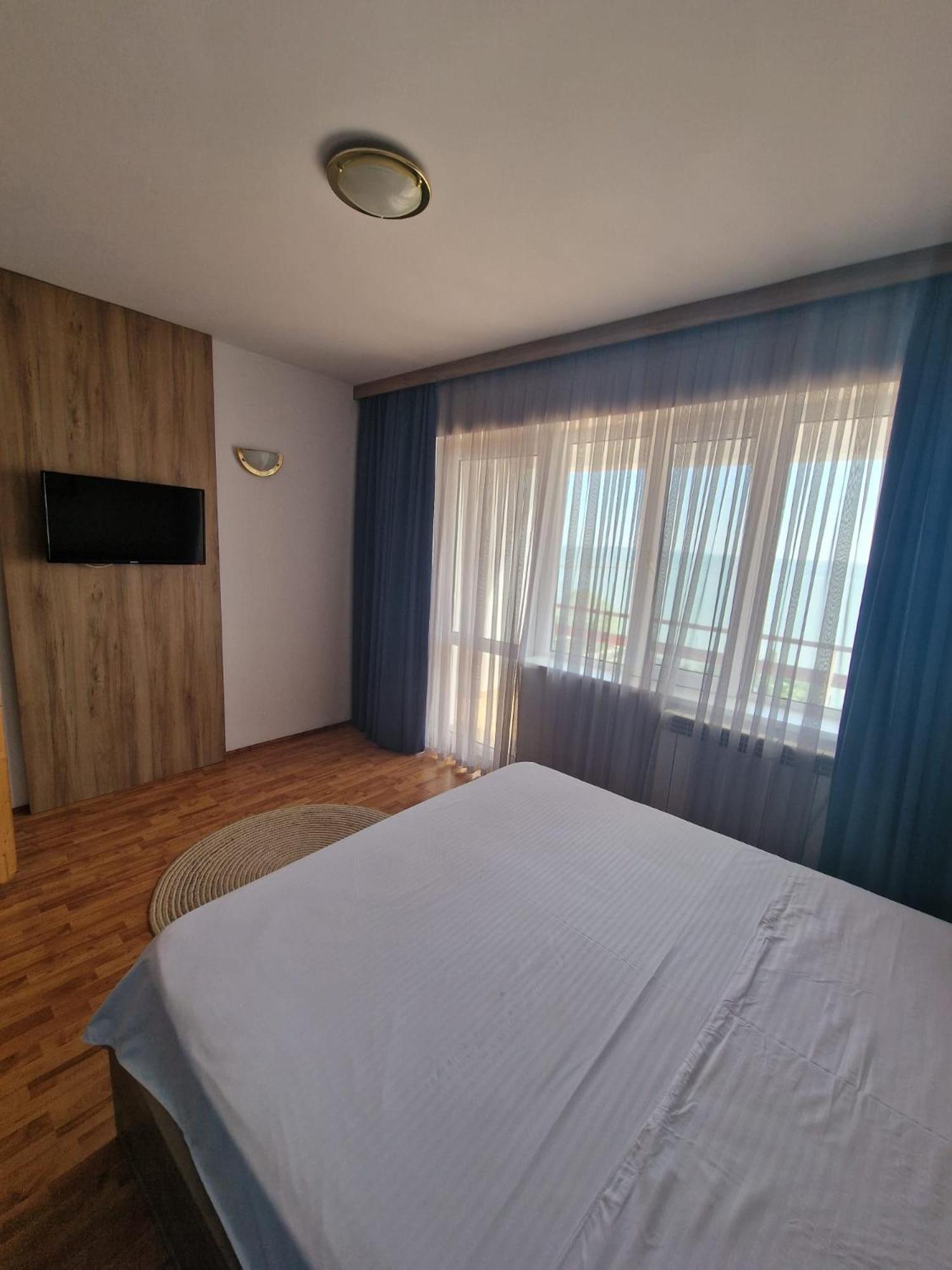 Hotel Poarta Apelor à Sarichioi Extérieur photo