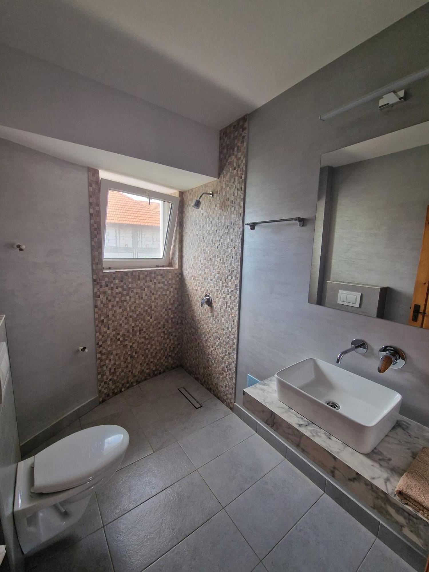 Hotel Poarta Apelor à Sarichioi Extérieur photo
